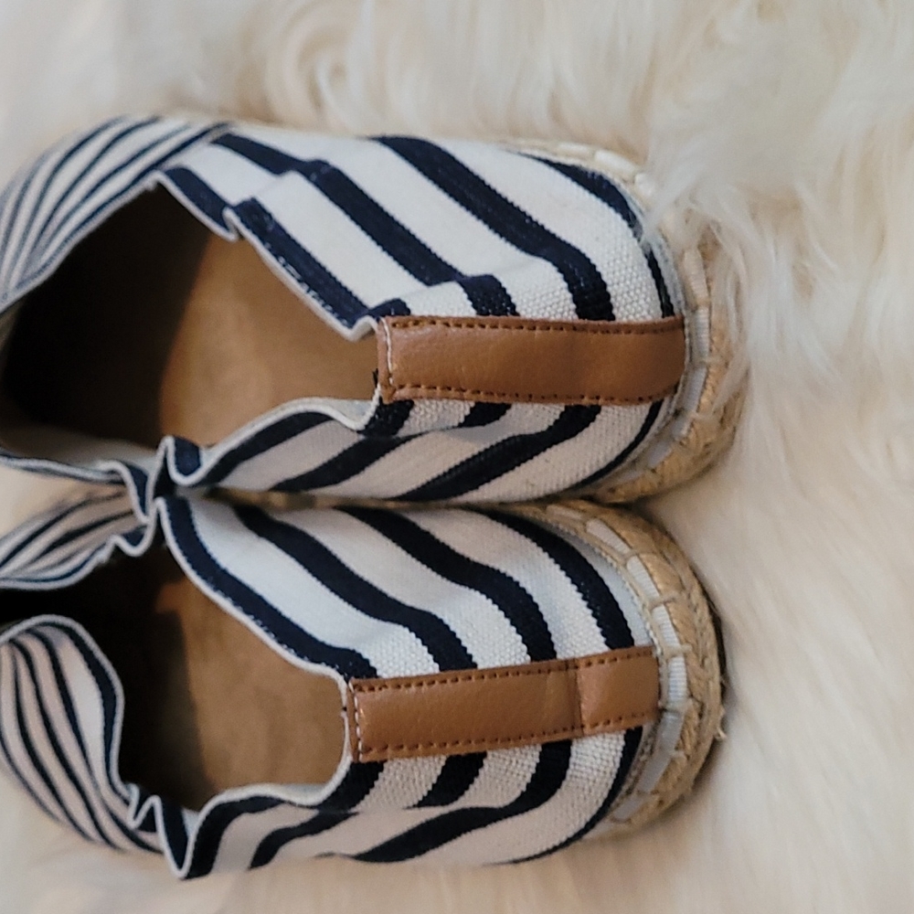 Vionic Shoes - Picture 3 of 5
